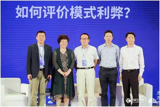 “專注安全、不止于安防，多應用場景下安防企業(yè)的發(fā)展策略”論壇參與嘉賓合影.webp.jpg